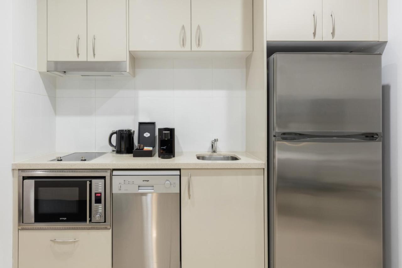 Meriton Suites Pitt Street, Sidney Dış mekan fotoğraf A typical kitchen in a student apartment