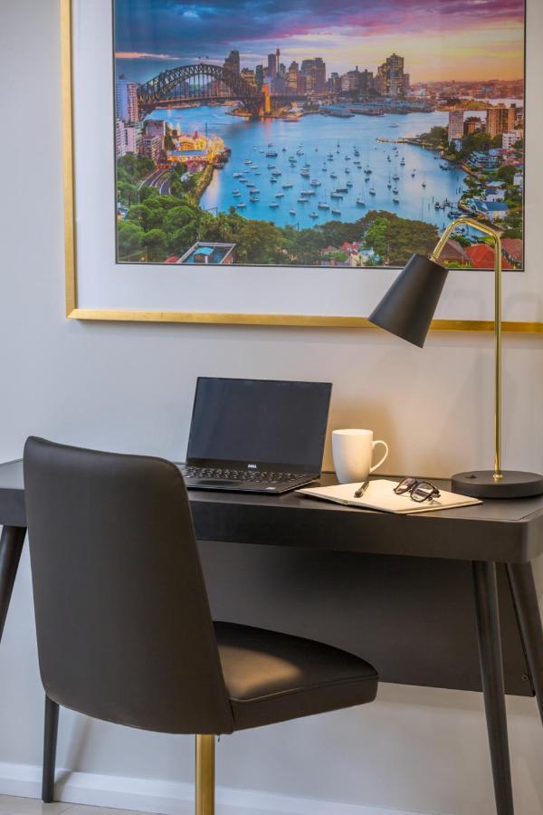 Meriton Suites Pitt Street, Sidney Dış mekan fotoğraf A desk lamp