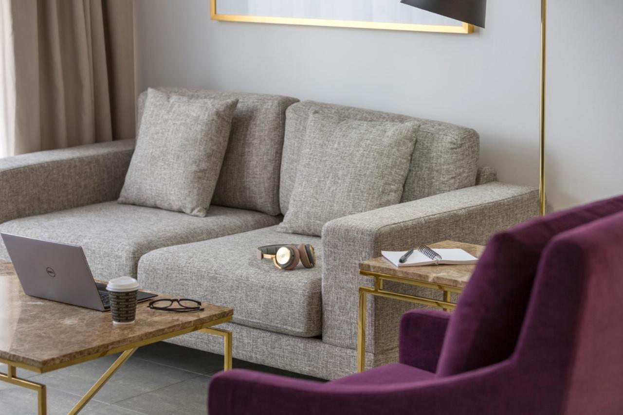 Meriton Suites Pitt Street, Sidney Dış mekan fotoğraf A sofa