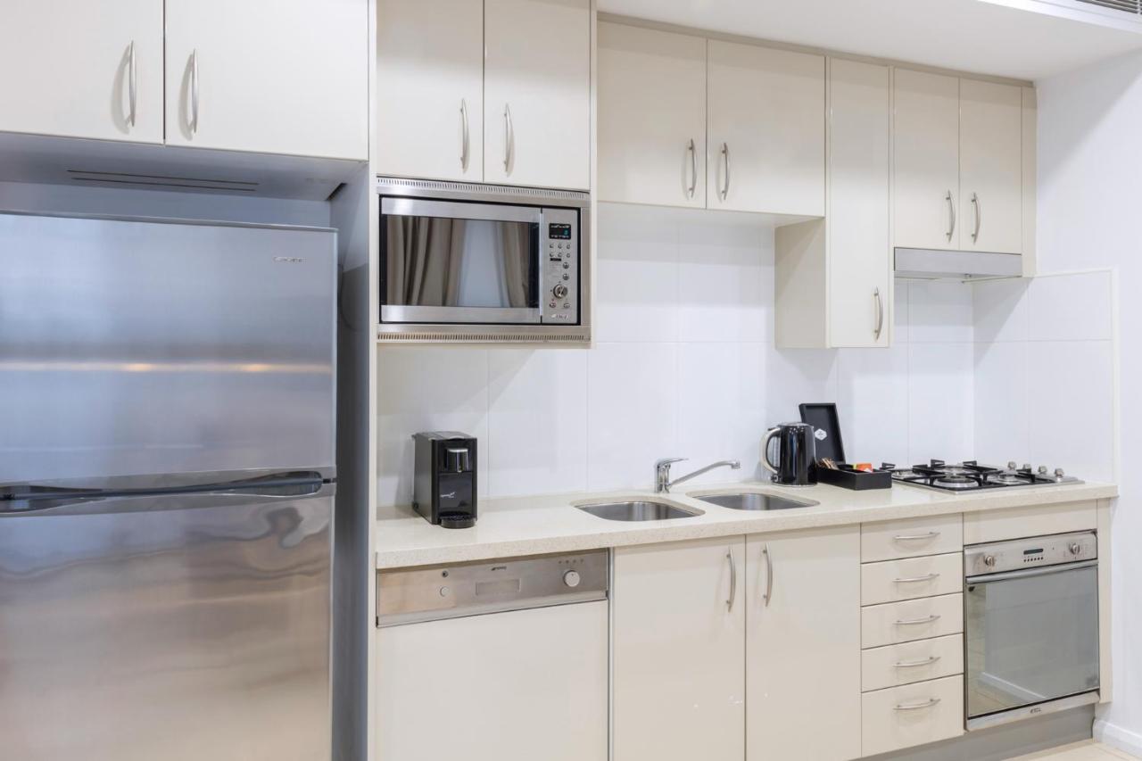 Meriton Suites Pitt Street, Sidney Dış mekan fotoğraf A typical kitchen in a student apartment