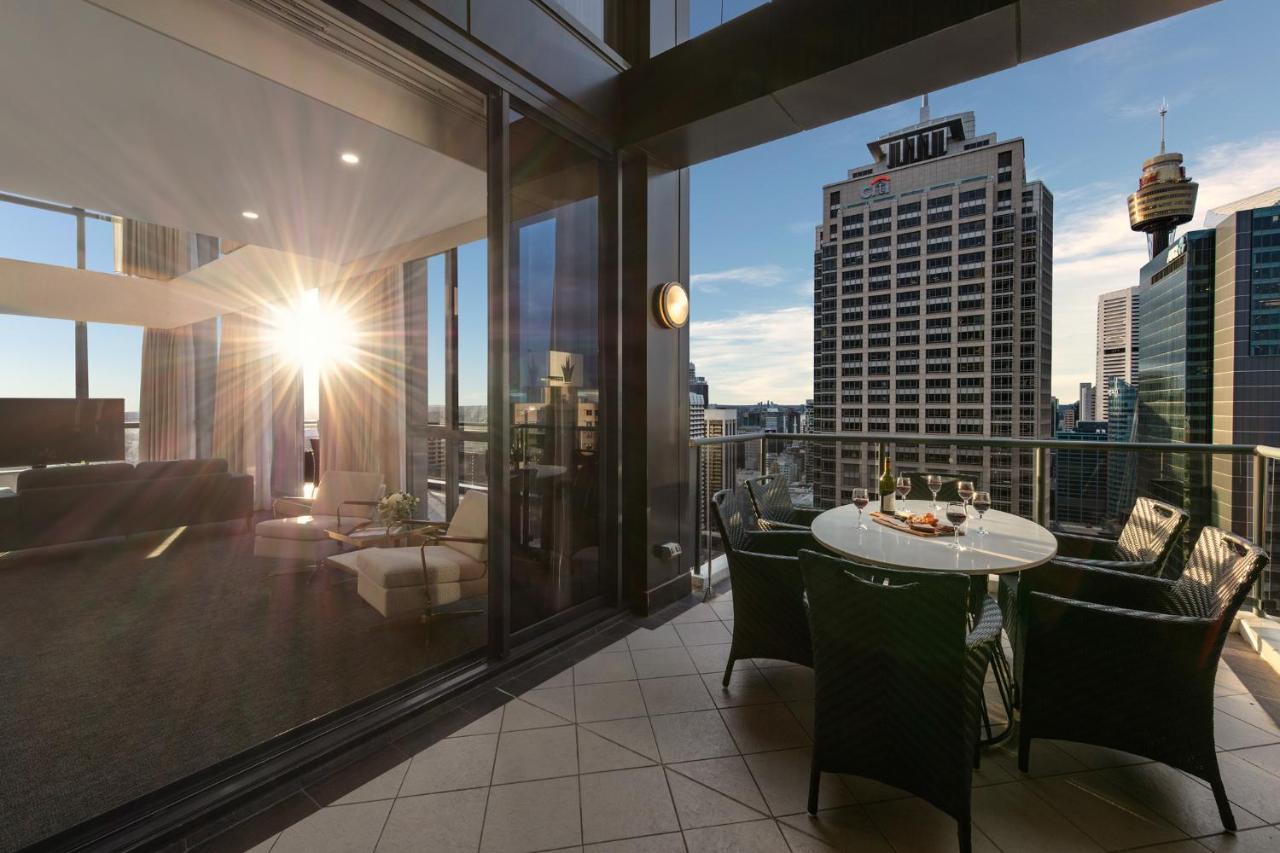 Meriton Suites Pitt Street, Sidney Dış mekan fotoğraf The apartment's balcony