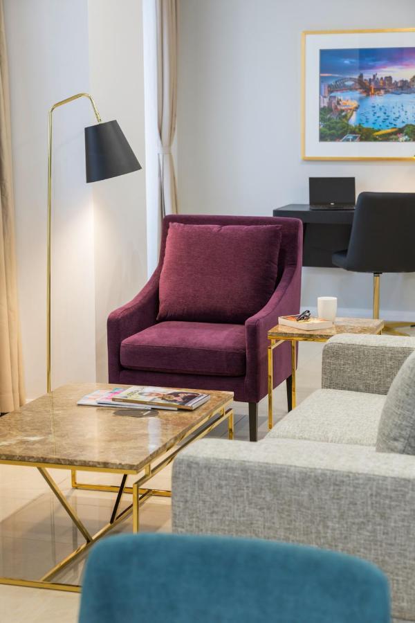 Meriton Suites Pitt Street, Sidney Dış mekan fotoğraf A chair
