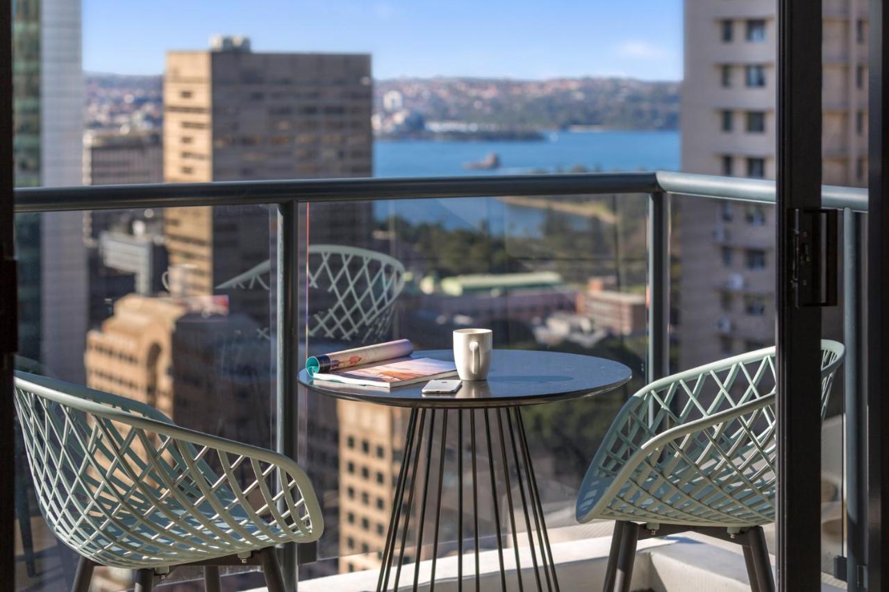 Meriton Suites Pitt Street, Sidney Dış mekan fotoğraf A balcony in a Sydney apartment